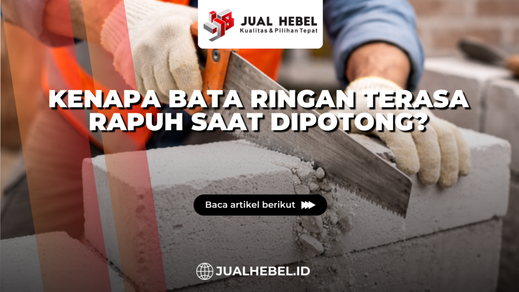 Bata ringan dipotong menggunakan gergaji di proyek bangunan.