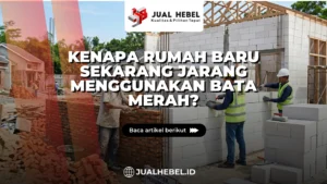 Pekerja proyek perumahan membandingkan pasang dinding bata merah dan bata ringan hebel untuk rumah baru.