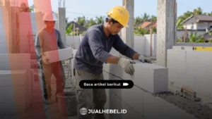Tukang memasang hebel dengan bantuan kenek dan benang panduan di lokasi pembangunan rumah