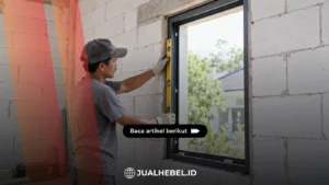 Tukang mengecek kusen aluminium pada dinding hebel menggunakan waterpass